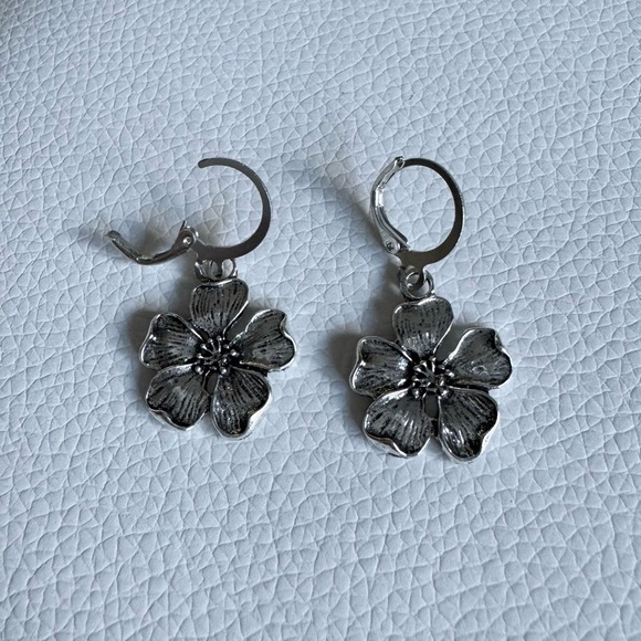 Silver Bohemian Vintage Floral Flower Drop Earrings New NWT - Picture 4 of 6